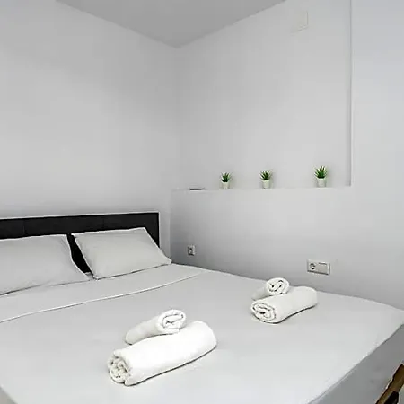 Saturno Modern Flat With Pool Ref 146